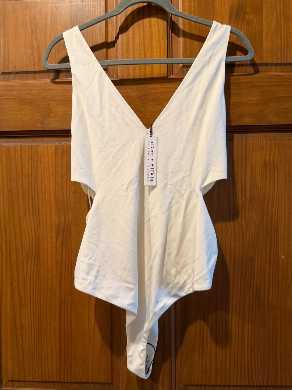 NWT! Alice + Olivia Sleeveless White V-Neck Bodysuit